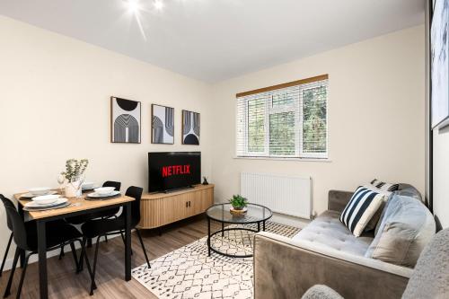 Western House Sleeps 5 Free parking Longer stay savings — 4-Star Luxury Hotel in Reading, United Kingdom