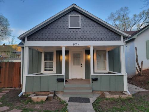 Charming Historic Walking Distance to Town in Glenwood Springs, United States