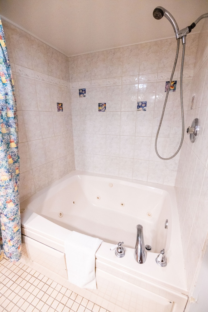 7 Gables Inn & Suites - photo 32