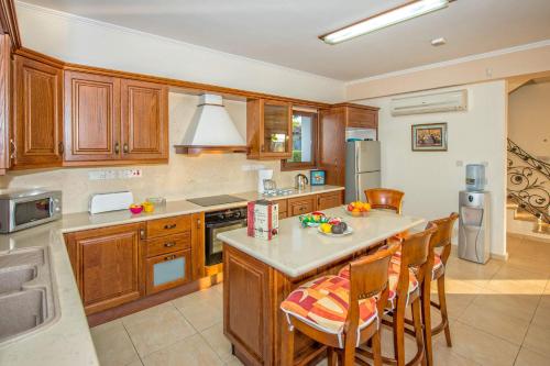 Dora' s Villa — 4-Star Luxury Hotel in Argaka, Cyprus