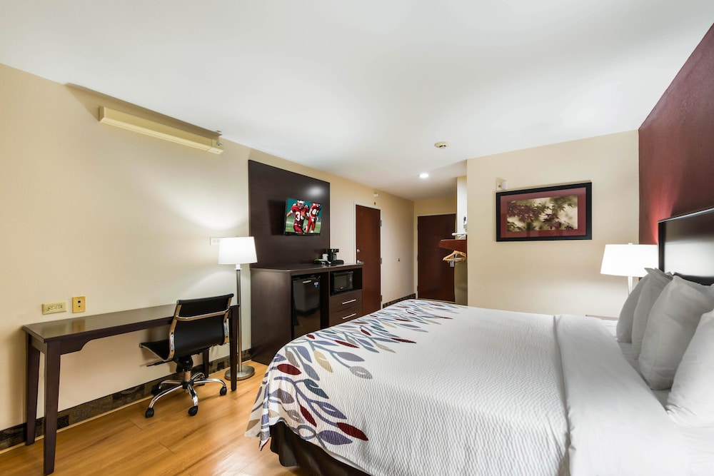 Econo Lodge Inn & Suites - photo 19