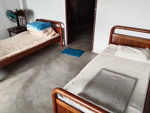 Moonshadow in Su-Ngai Kolok, Thailand