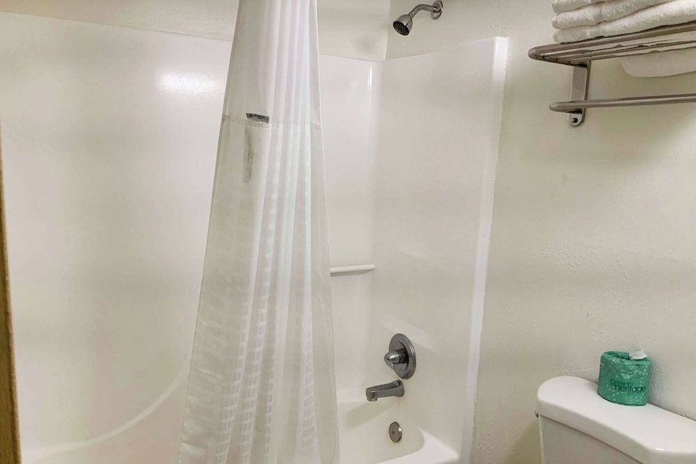 Days Inn by Wyndham Troy IL - photo 9