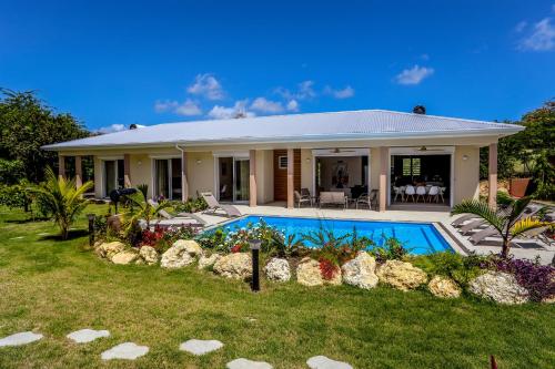 La Rhumière Magnifique Villa 8 pers Piscine proche lagon — 4-Star Luxury Hotel in Saint-Francois, Guadeloupe