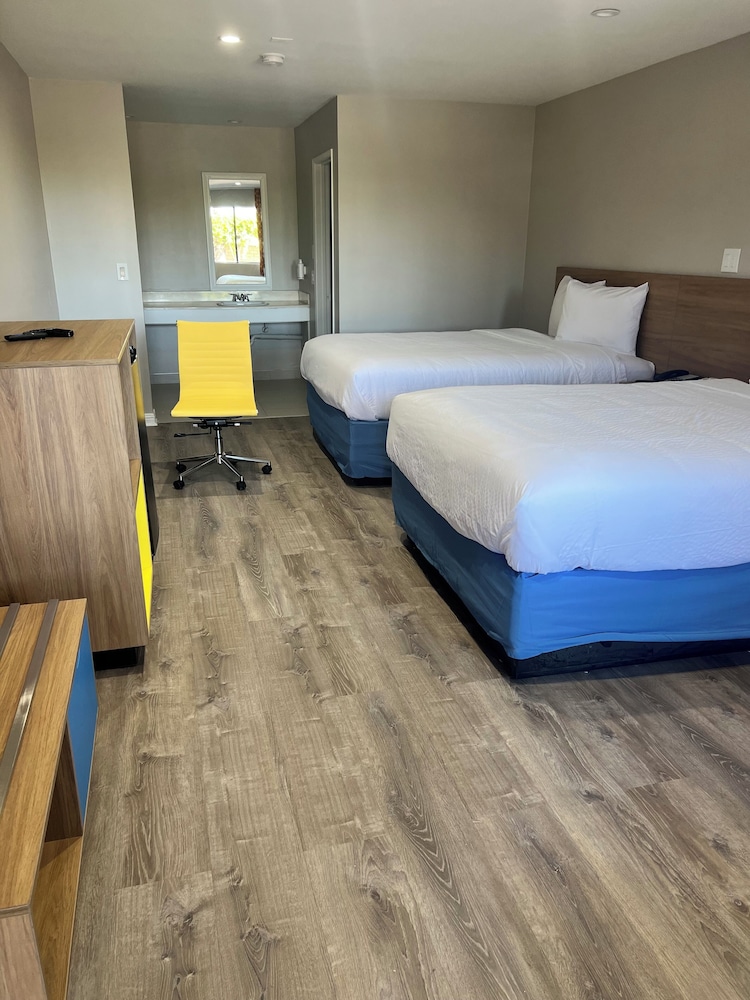 Days Inn by Wyndham Hemet - photo 15
