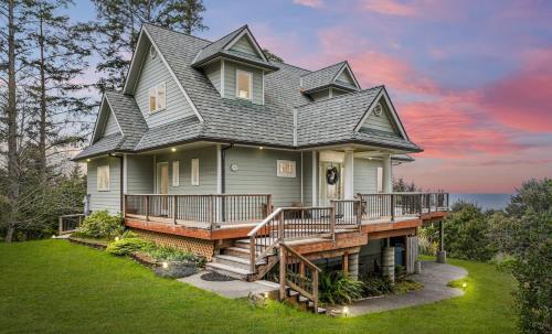 Epic ocean views at this private retreat just minutes from the beach in Gold Beach, United States