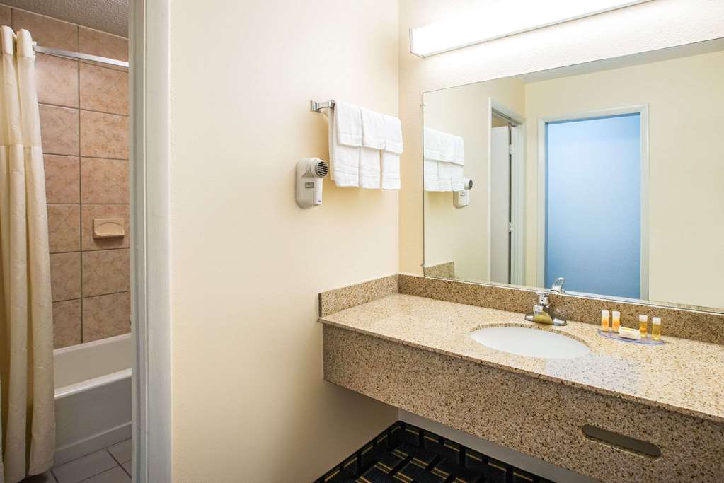 Days Inn by Wyndham Roanoke Hollins Near I 81 - photo 8