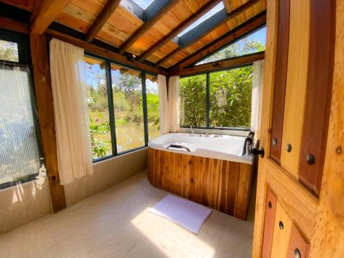 Suite Cabaña Cantodeagua Jacuzzi Refugio en Reserva Natural Urbana Villa de Leyva — 4-Star Luxury Hotel in Villa De Leyva, Colombia