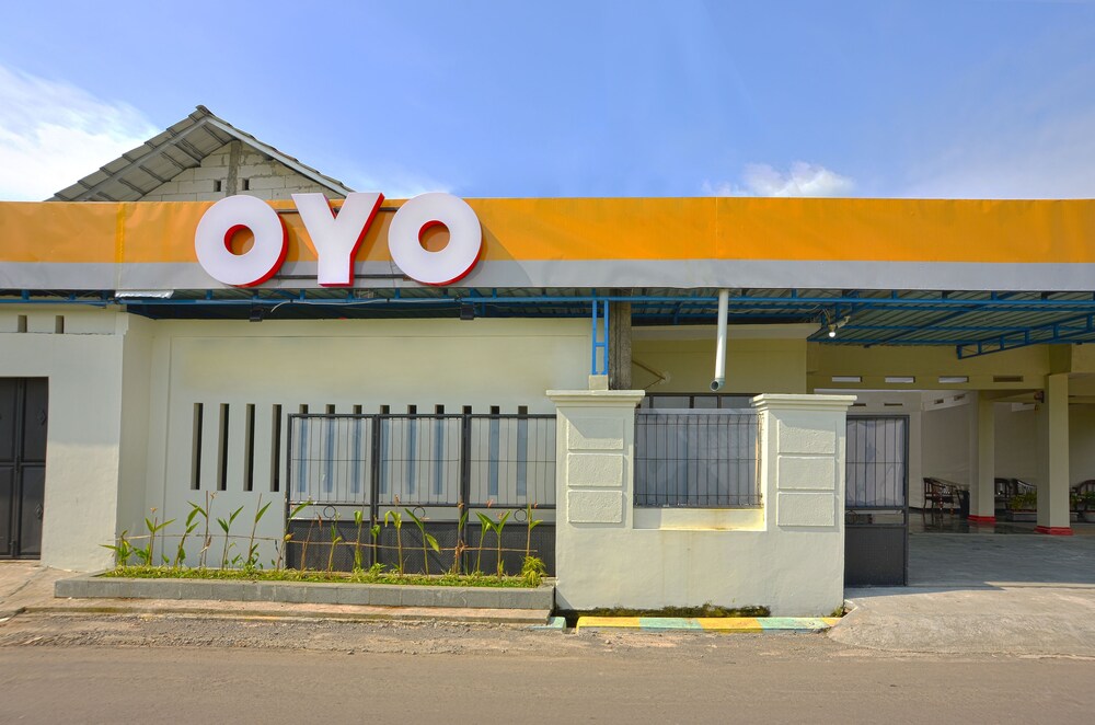 Oyo 476 Hotel Naura in Karanganyar, Indonesia