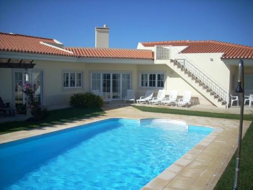 Luxury 6 Bedroom Oceanfront Vila Sleeps 22 Guests — 4-Star Luxury Hotel in Foz Do Arelho, Portugal