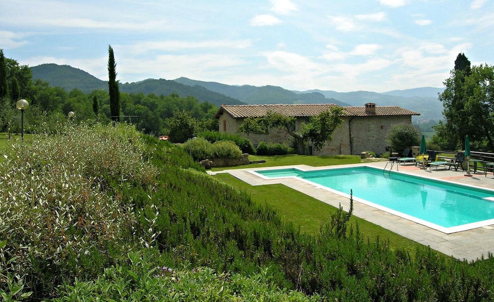 Villa Santa Maria a Bovino — 4-Star Luxury Hotel in Vicchio, Italy