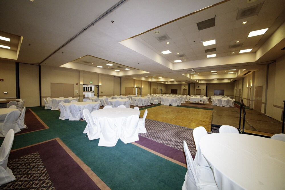 Howard Johnson by Wyndham Gallup - photo 12