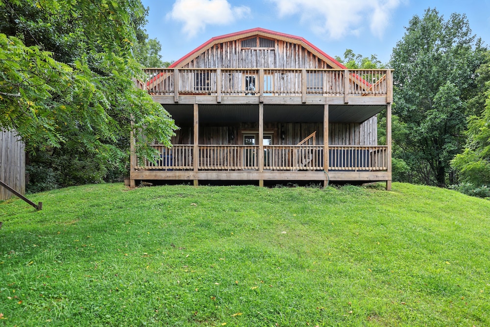 Secluded Mountain Retreat With Stunning Views 4 Bedroom Home 22251012 — Butler