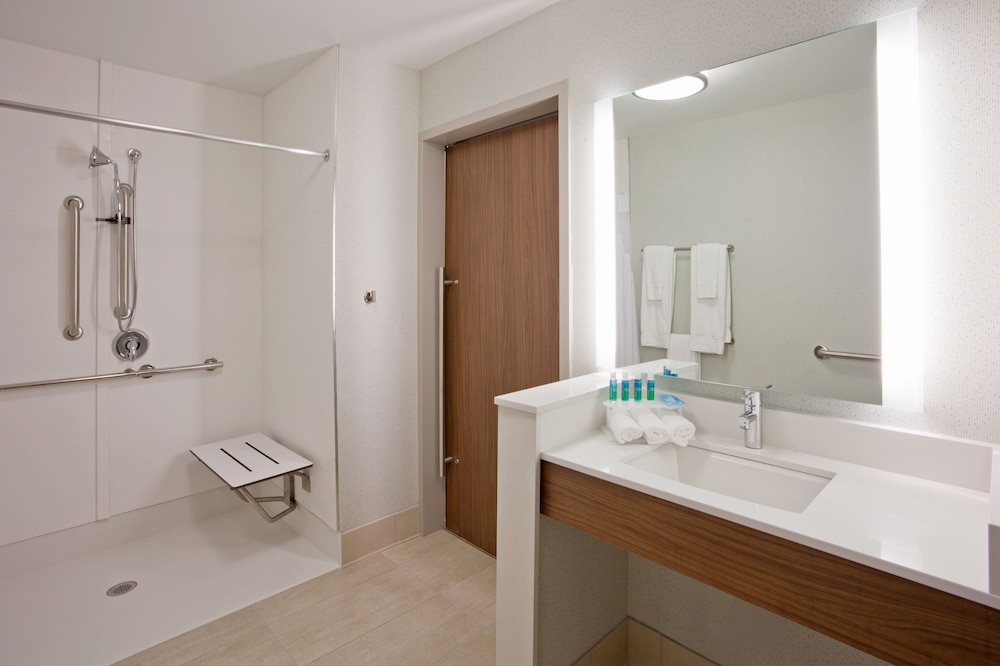 Holiday Inn Express & Suites Des Moines Downtown by IHG - photo 25