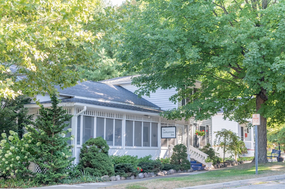 Luckystone Inn in Holland, United States