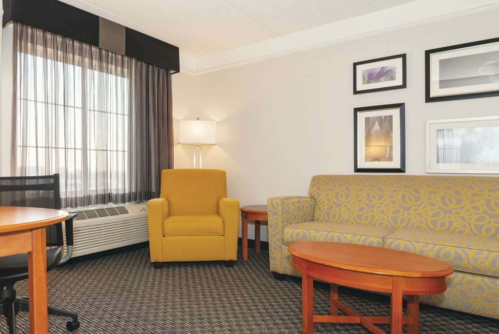 La Quinta Inn & Suites by Wyndham Ontario Airport - photo 33