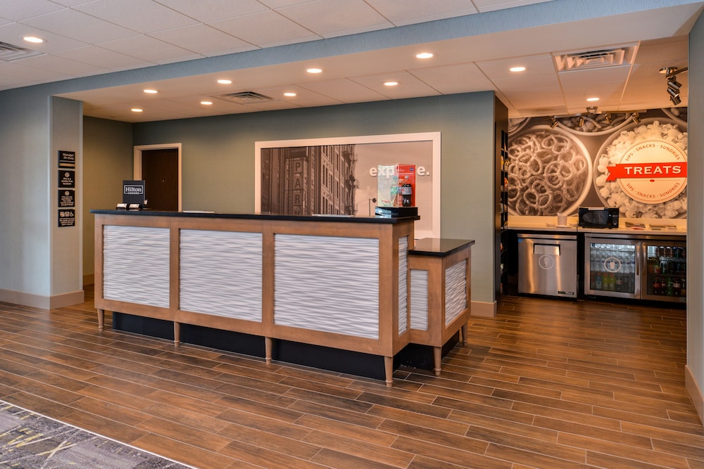 Hampton Inn Omaha Airport - photo 3