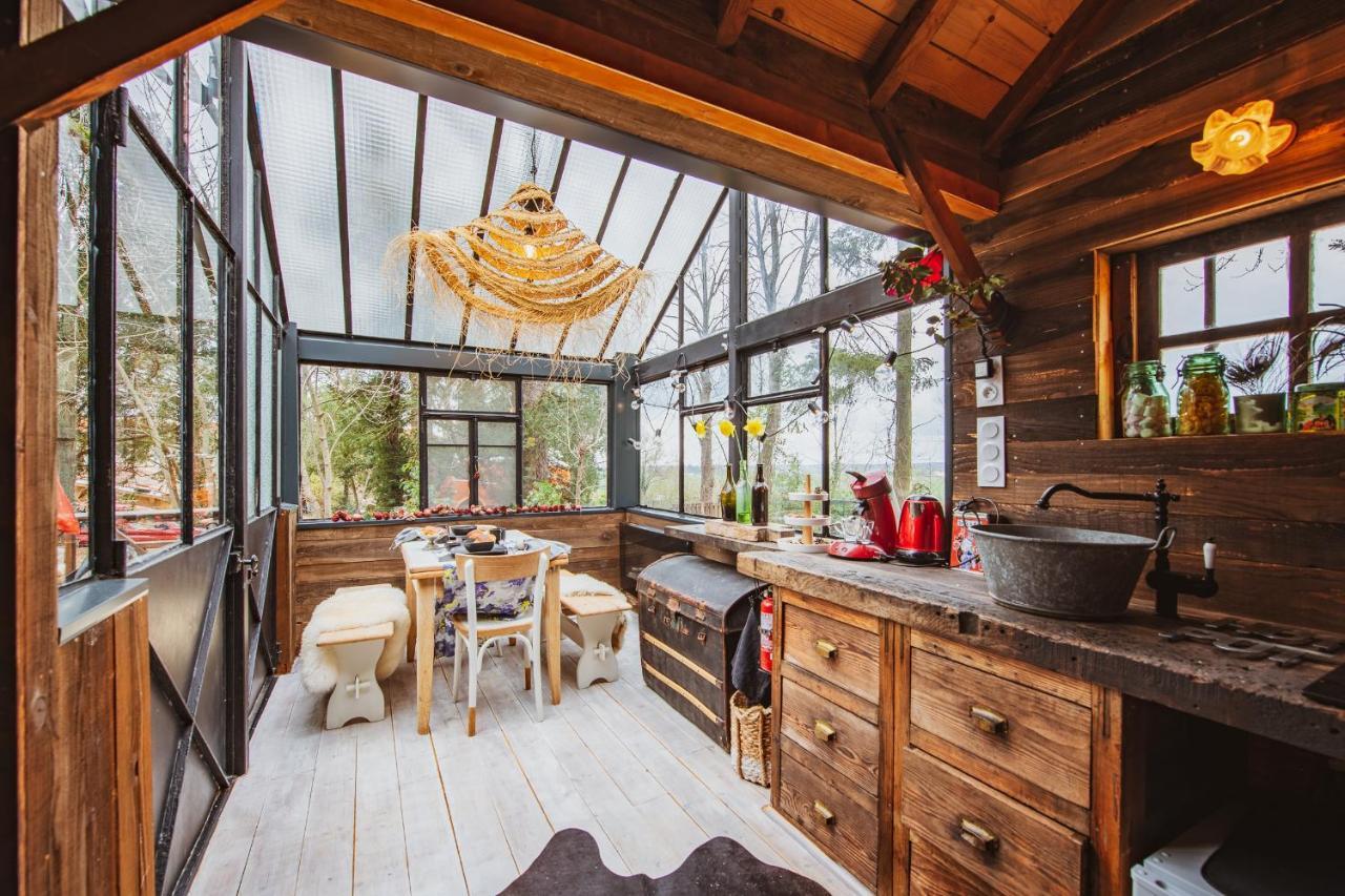 Cabane Forrest Glace Pres de Lyon Et Clermont — 4-Star Luxury Hotel in Lay-Saint-Christophe, France
