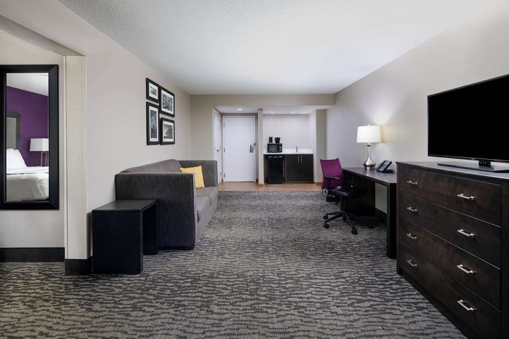 La Quinta Inn & Suites by Wyndham Kennesaw - photo 24