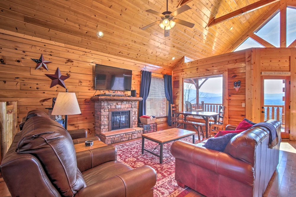 Pigeon Forge Mountain Cabin: Hot Tub & Resort Pool — hotel in Sevierville