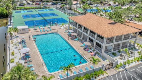 Johnnys Island Palm Walk to Siesta Key Beach Marina Dining & Pool in Sarasota, United States