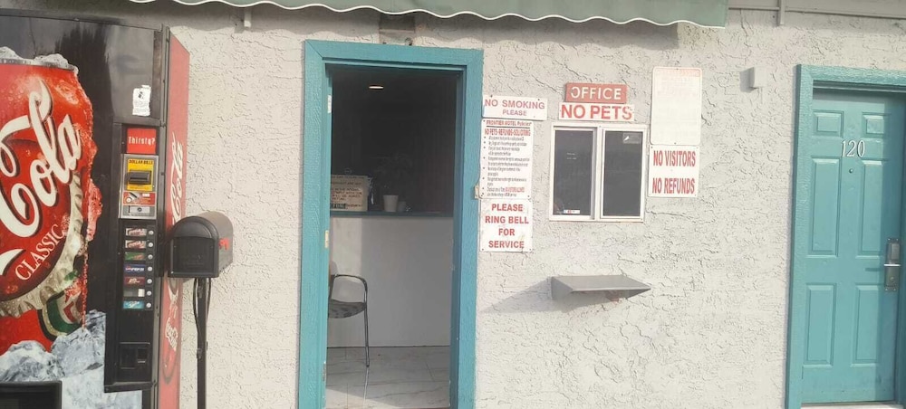 Motel 7 By Oyo Near Phoenix Airport - photo 2