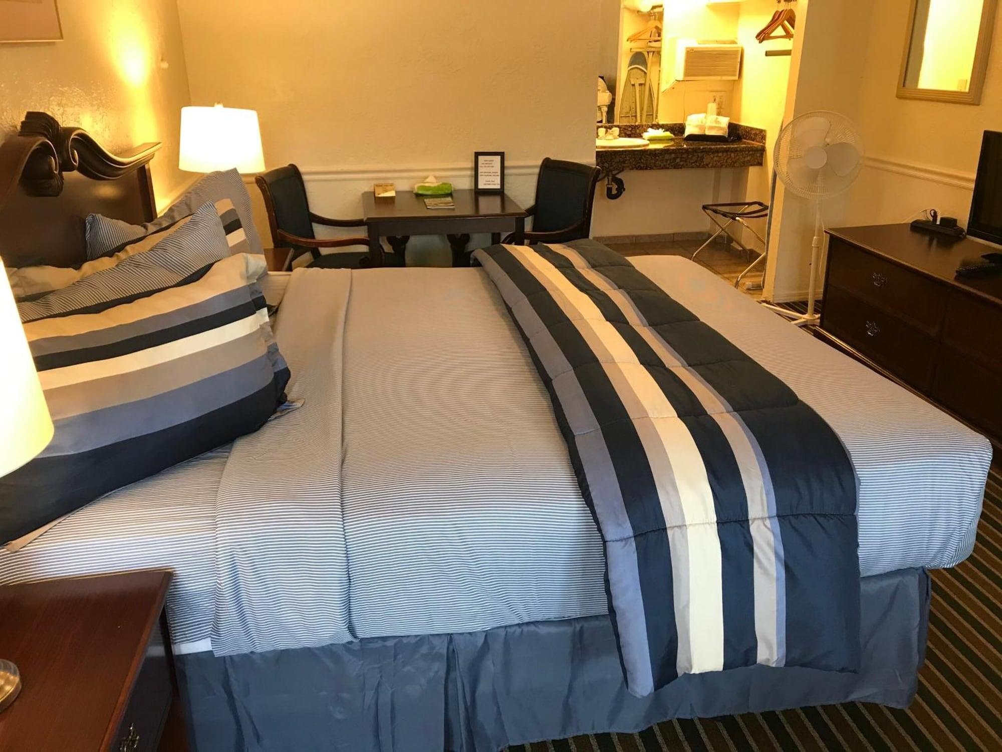 Monterey Pines Inn - photo 10