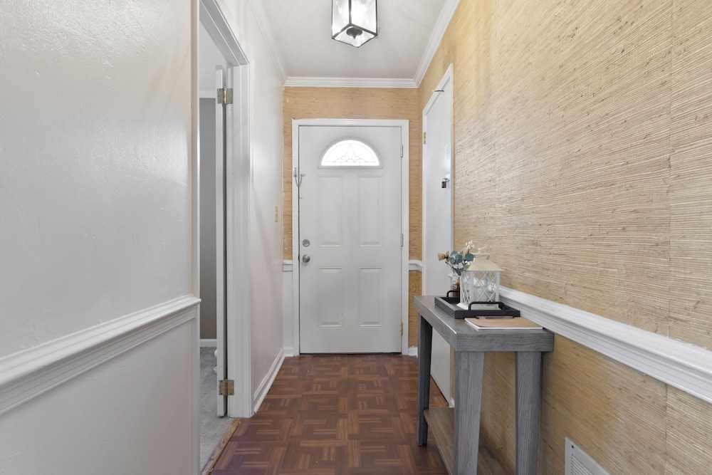Large Fenced Yard Shamrock Stay — Montgomery