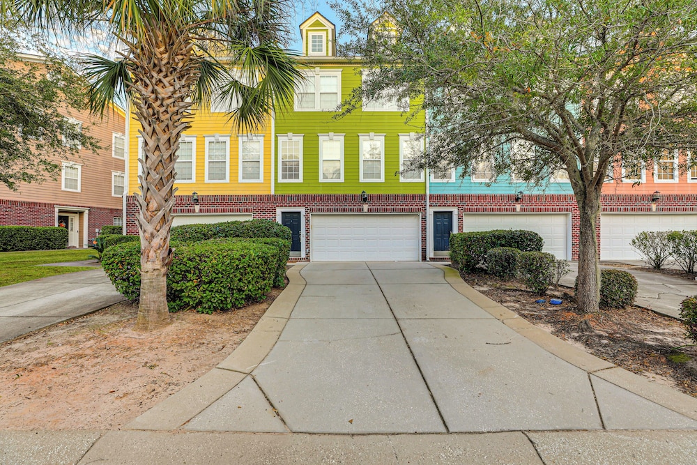 Townhome 3 Mi to Wescott Park & Golf Course — 4-Star Luxury Hotel in Ladson, United States
