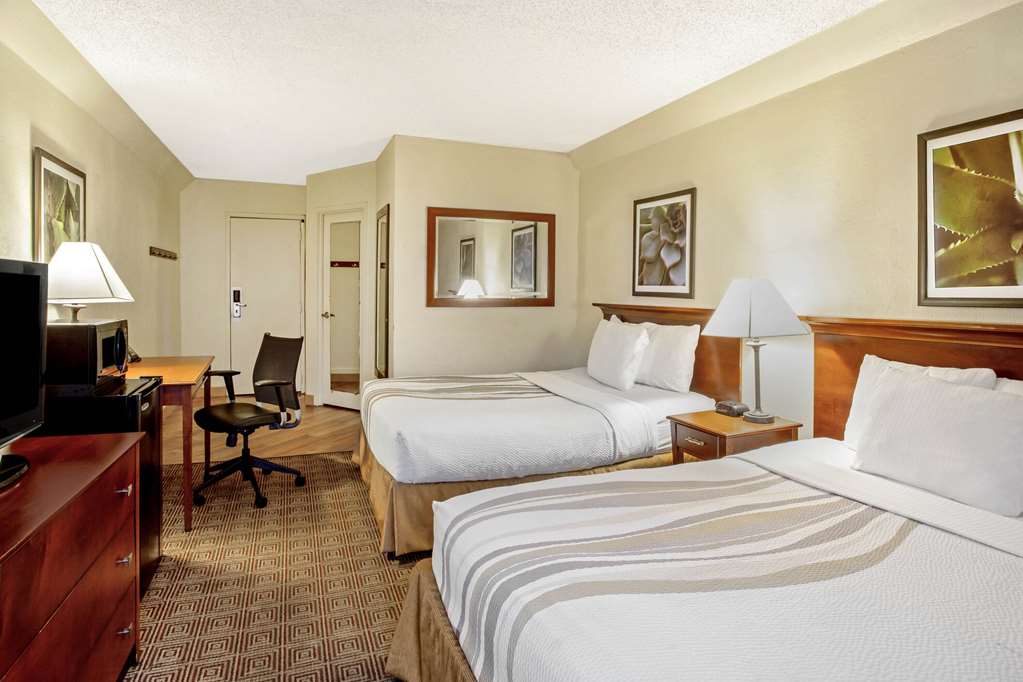 La Quinta Inn & Suites by Wyndham Stamford New York City - photo 36