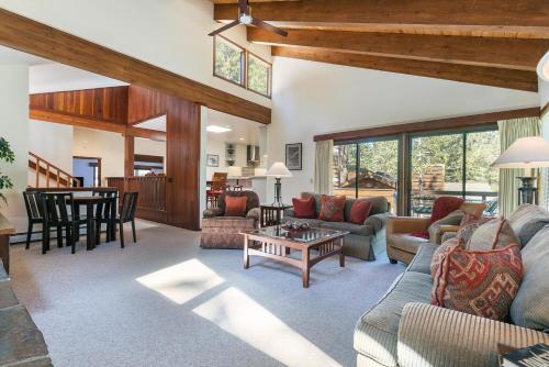 Basque Lodge at Northstar by Tahoe Getaways Pet Friendly 5BR w Free Shuttle & HOA Amenities — 4-Star Luxury Hotel in Truckee, United States