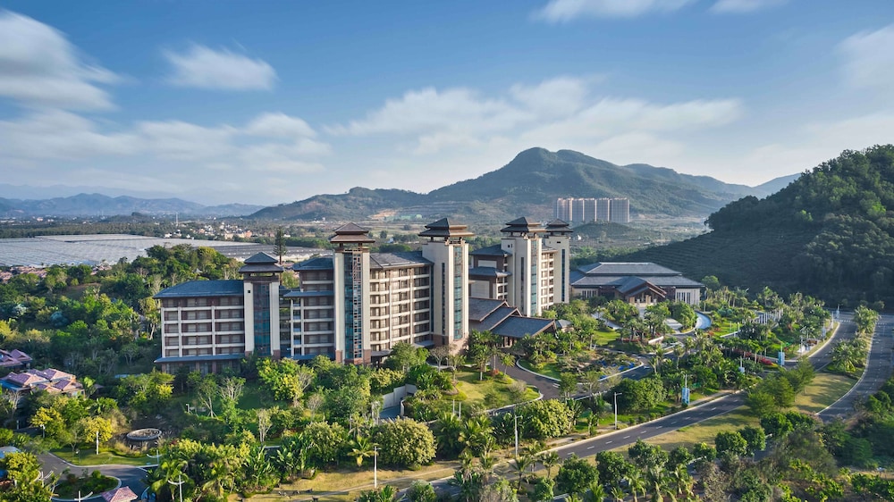 DoubleTree by Hilton Lingshui Hot Spring — 4-Star Luxury Hotel in Lingshui, People's Republic of China
