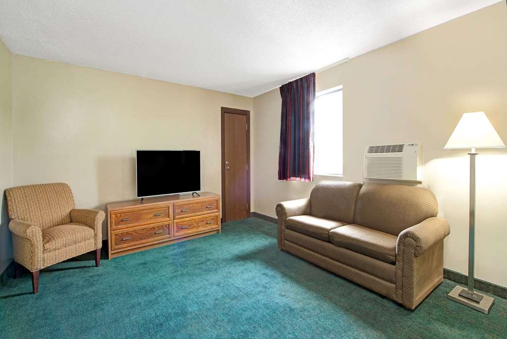Super 8 by Wyndham Eureka Six Flags Nearby - photo 13
