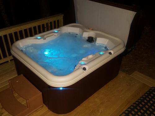 Appalachian Cabin Trout Stream Firepit Hot Tub — 4-Star Luxury Hotel in Ellijay, United States