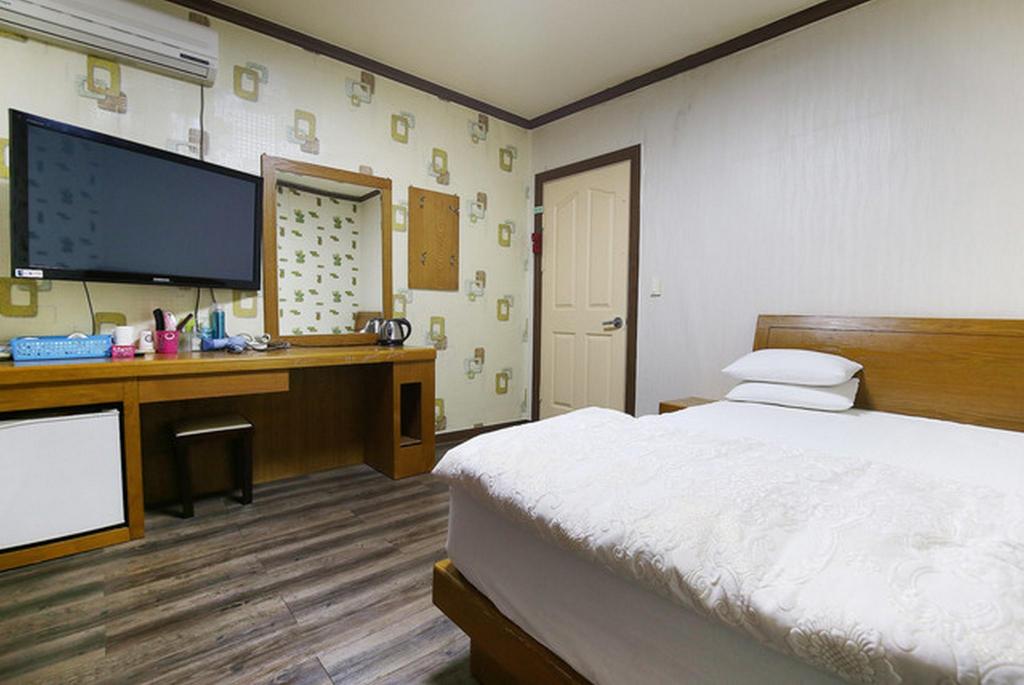 Nonsan Hwangje Motel in Nonsan, South Korea