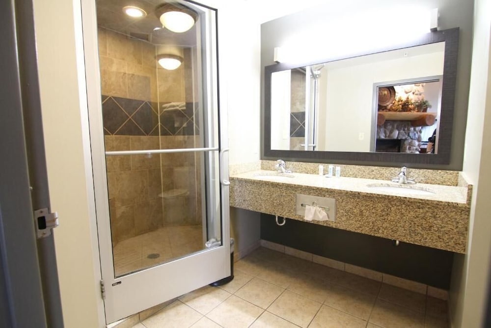 Casper C'mon Inn Hotel & Suites - photo 24
