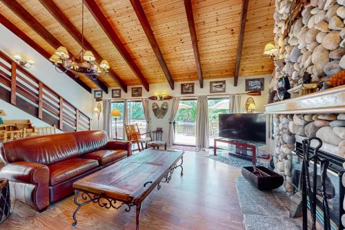 Wishing Well Cabin — 4-Star Luxury Hotel in Bass Lake, United States