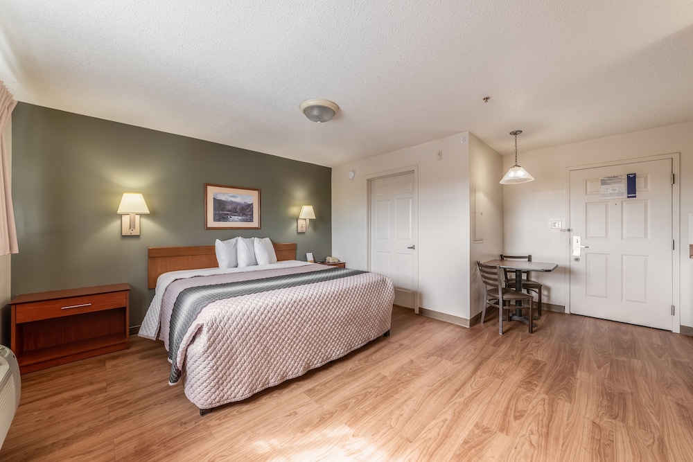 HomeTowne Studios & Suites by Red Roof Charlotte Concord - photo 9