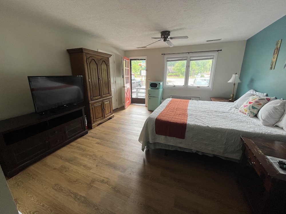 Meadowlark Motel with Restaurant & Bar - photo 12