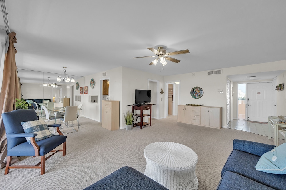 Gulf view Condo With Resort style Amenities 2 Bedroom Condo - photo 18