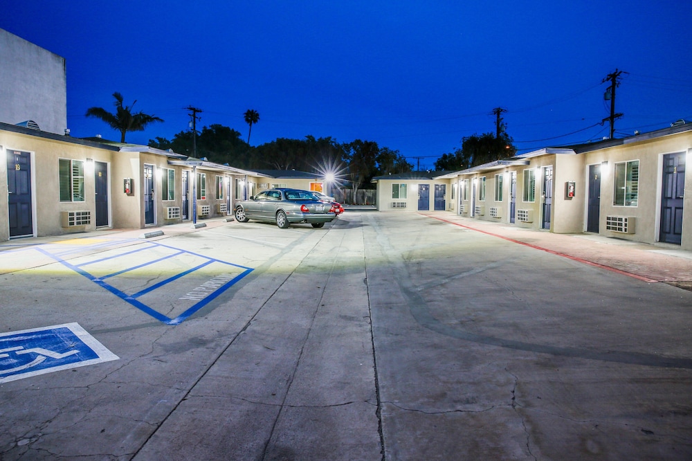 Newport Bay Inn - carbon neutral hotel in Costa Mesa