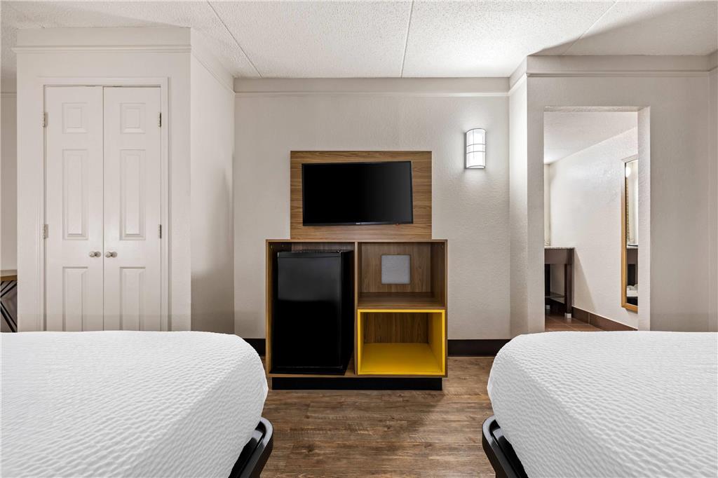 Days Inn by Wyndham Birmingham West - photo 22