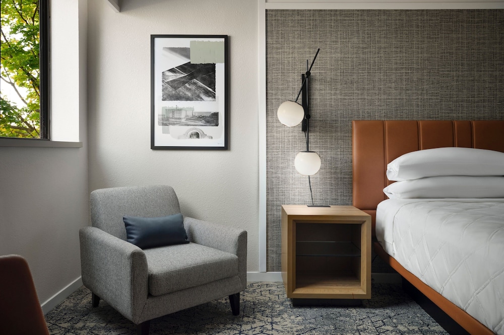 Sheraton Grand Rapids Airport Hotel - photo 9