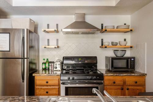 Modern Kirkwood One Bedroom with Deck — 4-Star Luxury Hotel in Kirkwood, United States
