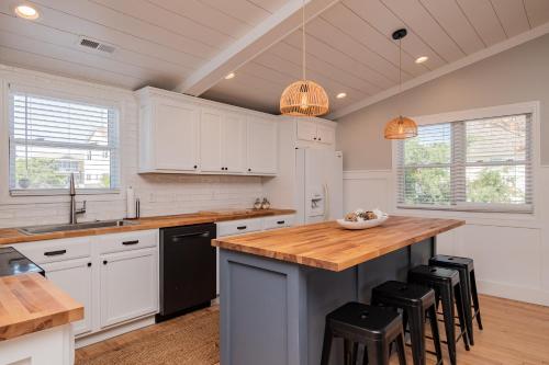 Sawyers Shore Shack by Oak Island Accommodations - photo 10