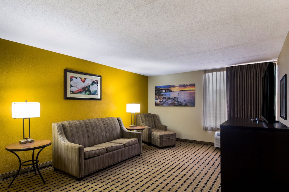 Clarion Pointe Lake Jackson Clute - photo 20