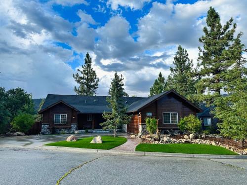 Custom Single Story Cabin With Jacuzzi Pool Table & Big Game Room With Arcade Games — 4-Star Luxury Hotel in Big Bear Lake, United States
