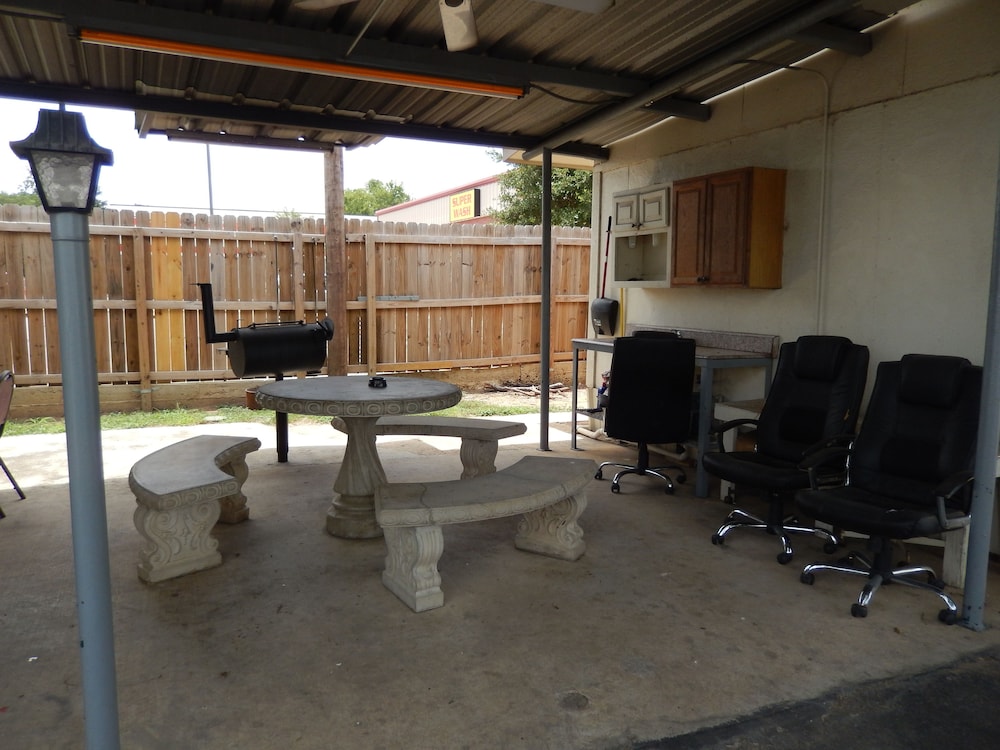 Pearsall Executive Inn - photo 25