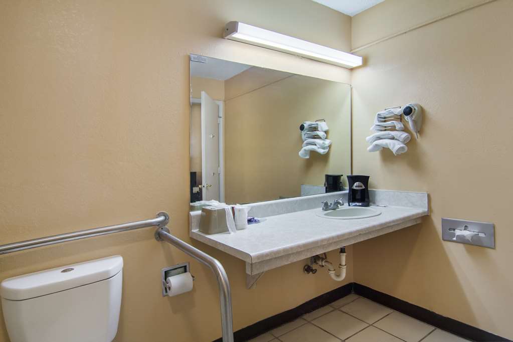 Americas Best Value Inn Darien - photo 9