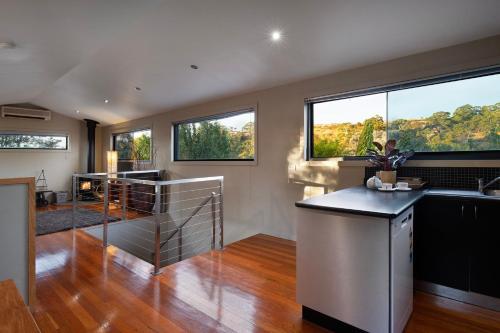 Alofi stunning views and a private cinema room — carbon neutral stay, Daylesford